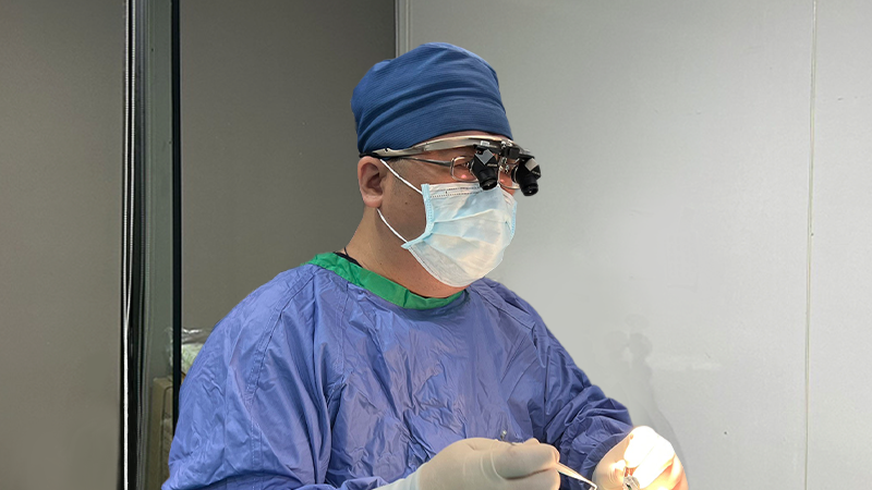 放鬆SMAS進行筋膜拉皮時全程使用顯微放大鏡loupe手術