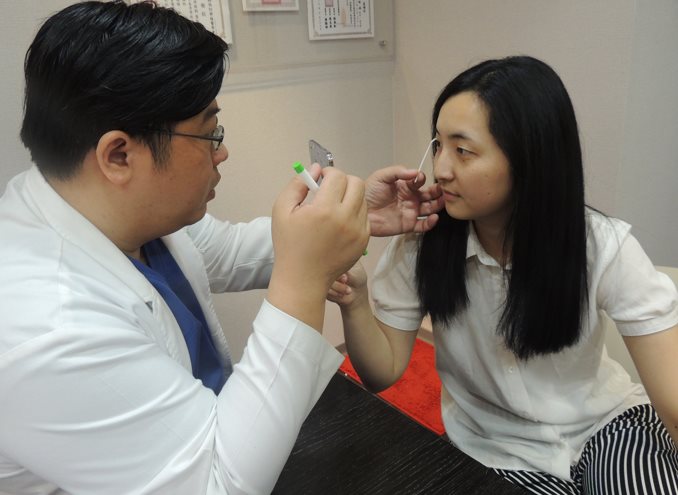 林敬鈞醫師進行桃花眼手術術前諮詢 林敬鈞醫師進行桃花眼手術術前諮詢