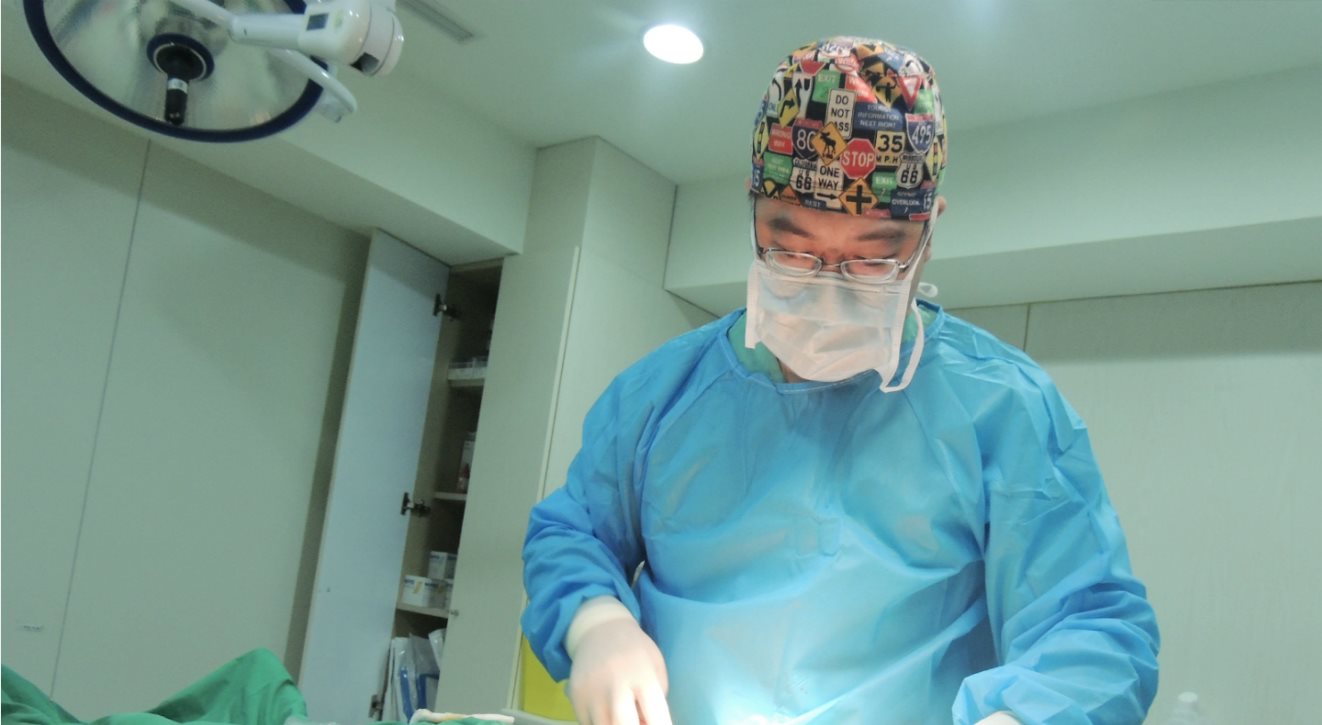 林敬鈞醫師進行內視鏡隆乳手術